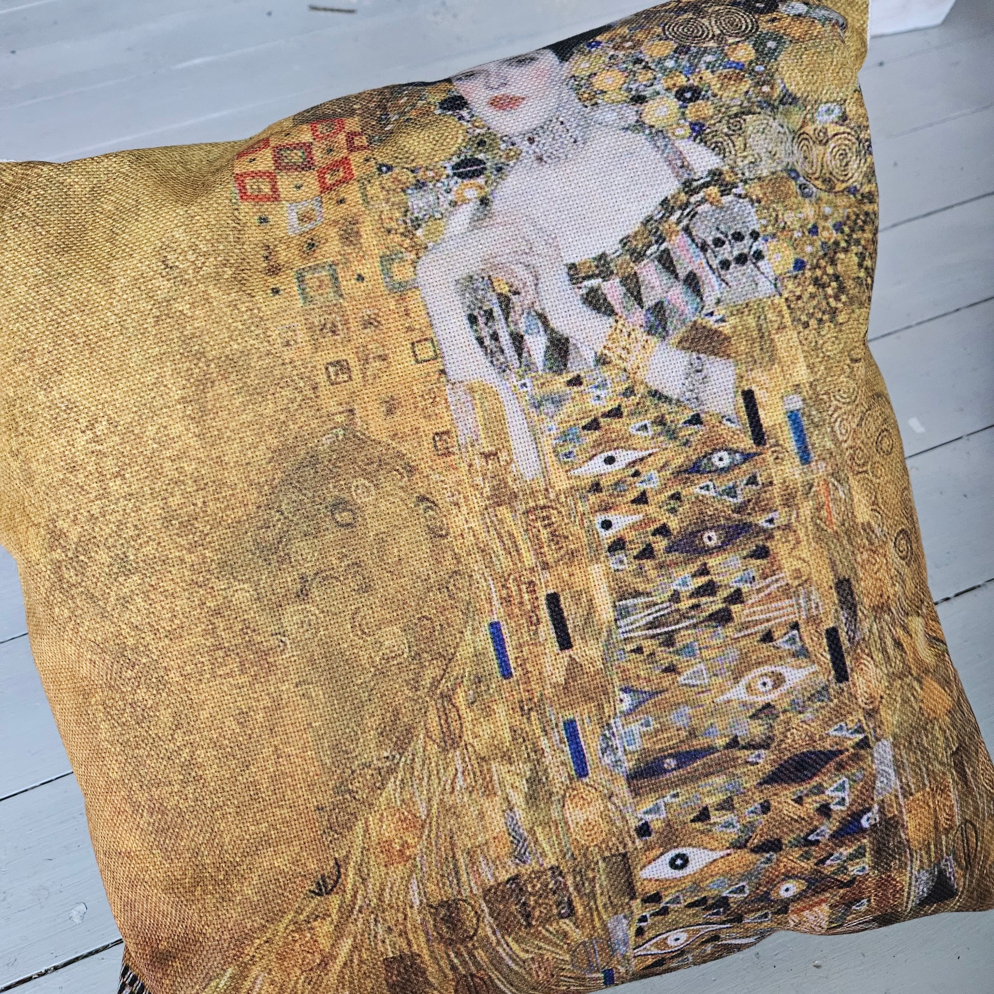 Kudde med en av Gustav Klimts vackra tavlor som motiv. Den här heter Porträtt av Adele Bloch-Bauer.  Obs! Det är ett kuddfodral utan innerkudde. 🙂