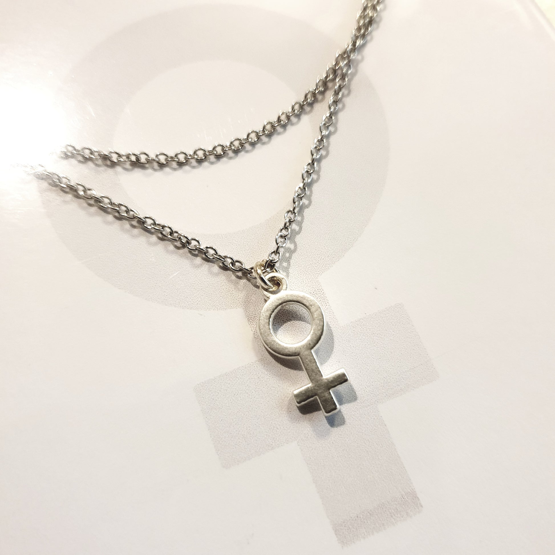 Feminism feminist halsband rostfritt-stål my-body-my-mind berlock budskap quote piadeveen deveendesign